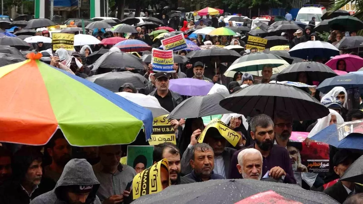 İran’da Nasrallah Protestosu
