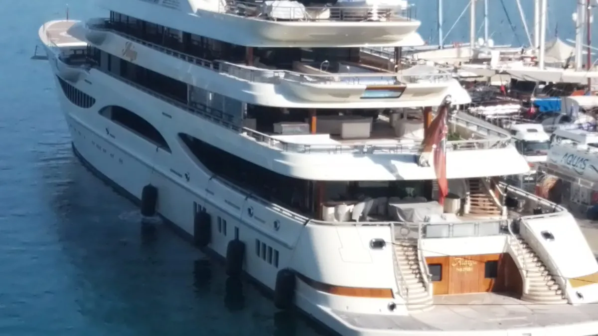 Hintli milyarderin lüks yatı göz kamaştırdı