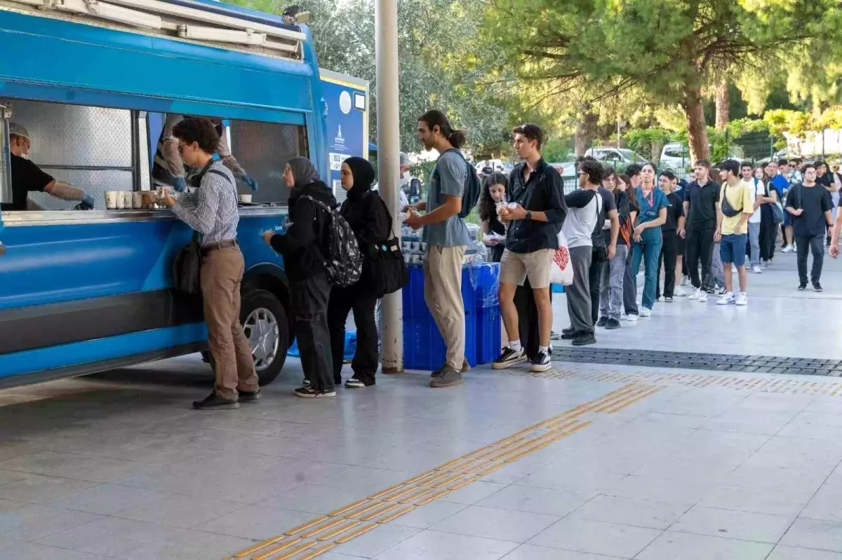 İzmir’de Üniversiteli Gençlere Ücretsiz Sıcak Yemek Hizmeti