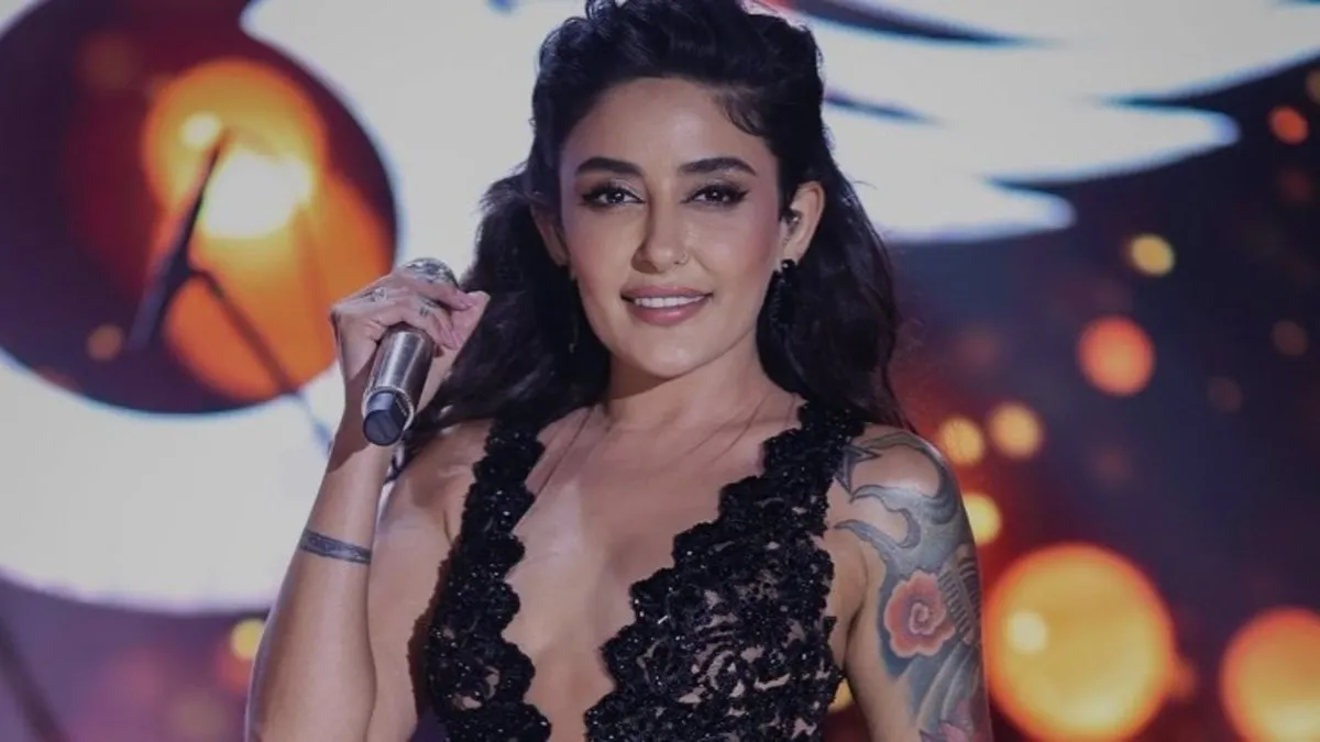 Mahkemeden kötü haber! Ünlü Şarkıcı Melek Mosso küfürlü yorum hakkında suç duyurusunda bulunmuştu!