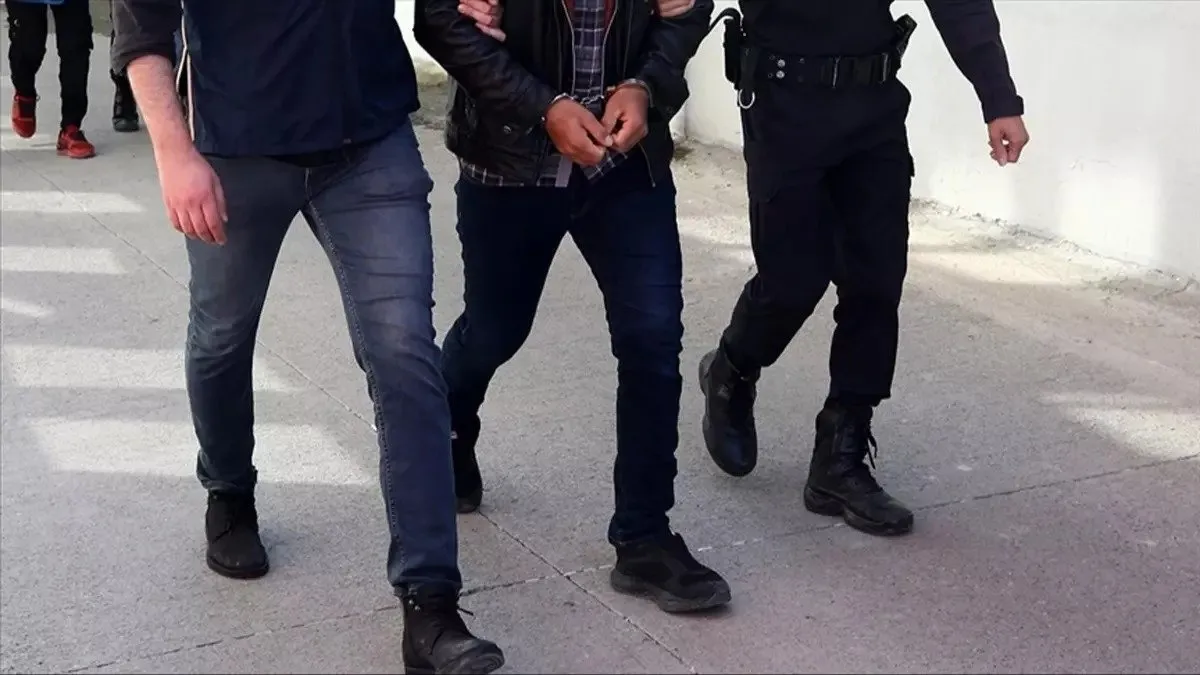 175 dosyadan aranan şüpheli İzmir’de polis uygulamasında yakalandı