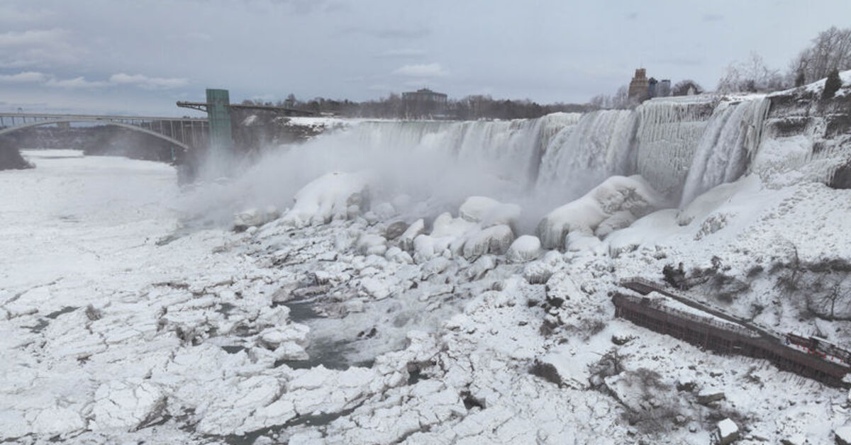 ABD’nin doğu kesimlerini etkisi altına alan soğuklar, Niagara Şelaleleri’nde kısmi donmaya yol açtı