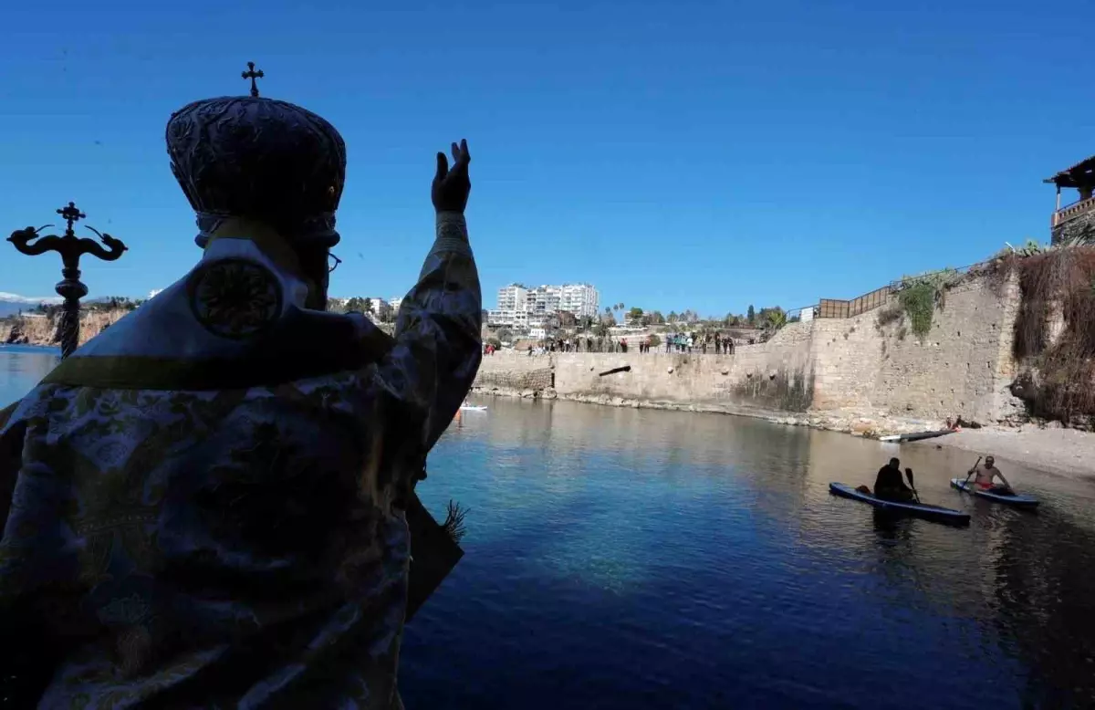 Antalya’da Denizden Haç Çıkarma Töreni
