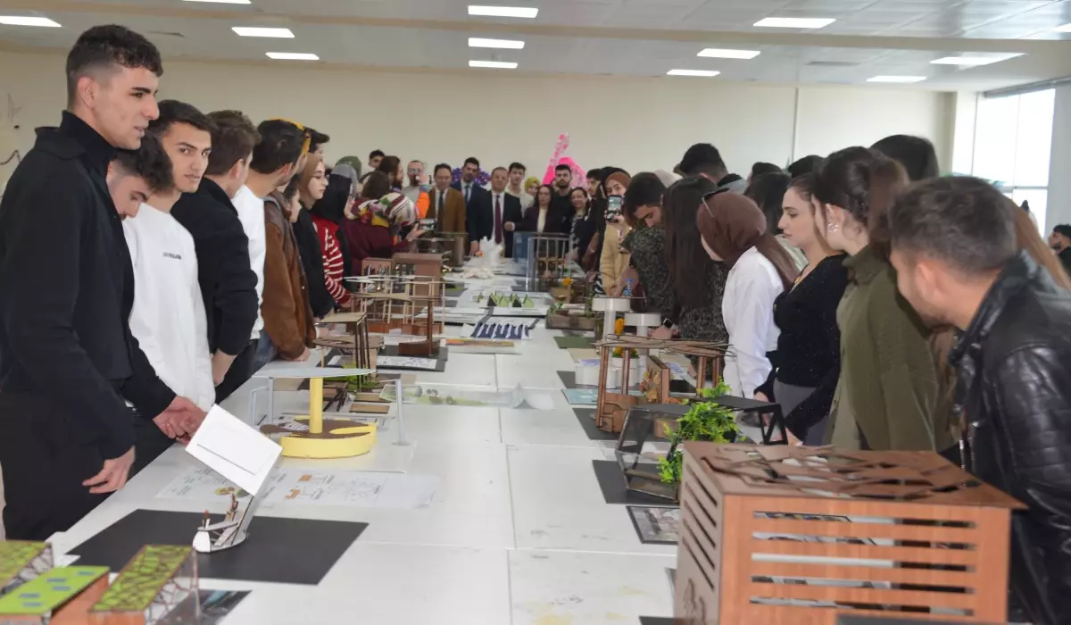 Atatürk Üniversitesi’nde Öğrenciler Tasarım Sergisi Düzenledi
