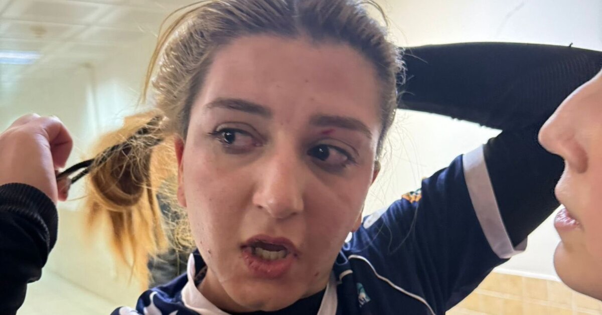 Bingöl’deki erkek taraftarlar kadın hentbolcuları galibiyet sevinci yaşadıkları için darp etti!