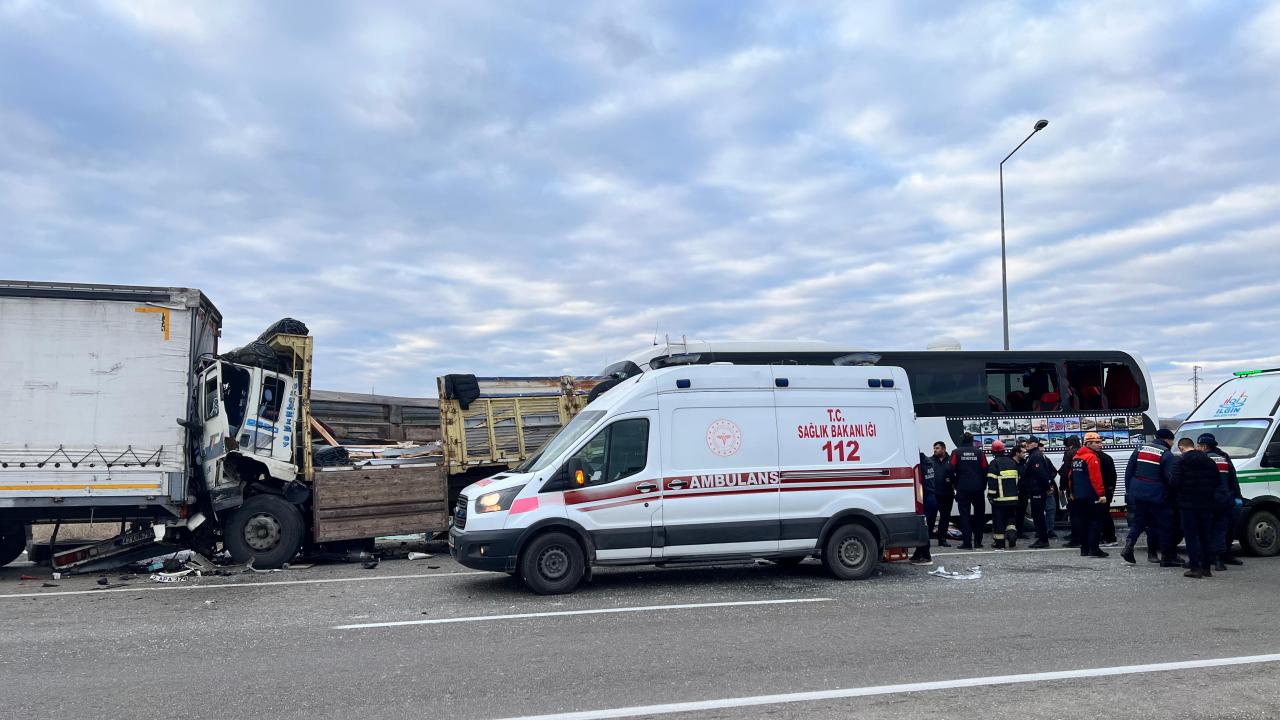 Konya’da zircirleme kazada 3 kişi öldü, 33 kişi yaralandı