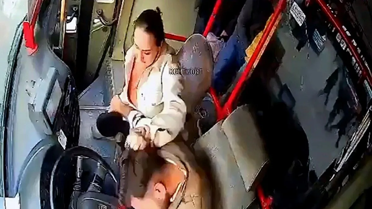 Otobüste dehşet saçtı: Şoför koltuğundaki kocasını önce ısırdı sonra bıçakladı! Kimse ne olduğunu anlayamadı
