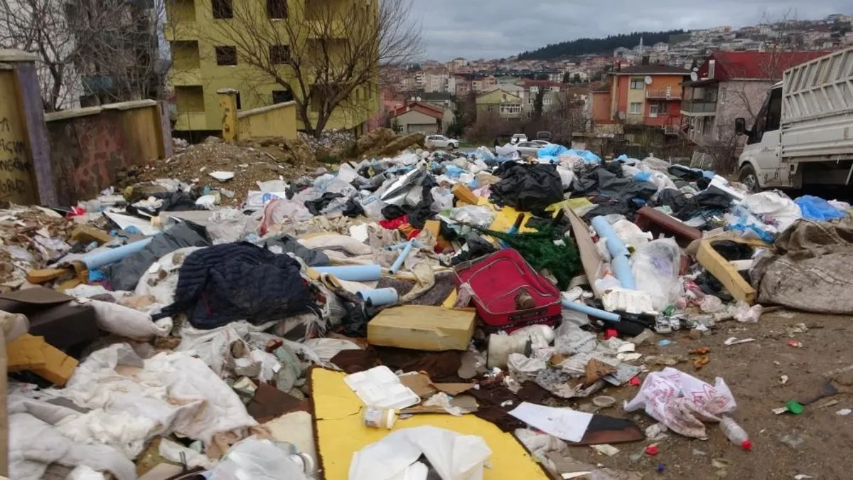 Üsküdar’ın kalbi çöplüğe döndü! Belediye sessiz, vatandaş isyan etti: Gelin şu rezaleti görün