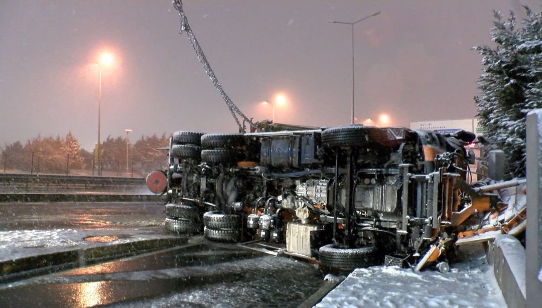 D-100’de kar küreme aracı devrildi