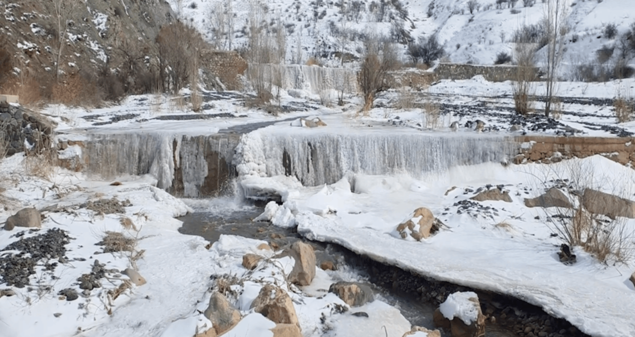 Erzincan’daki Işıkpınar Deresi, buz tuttu