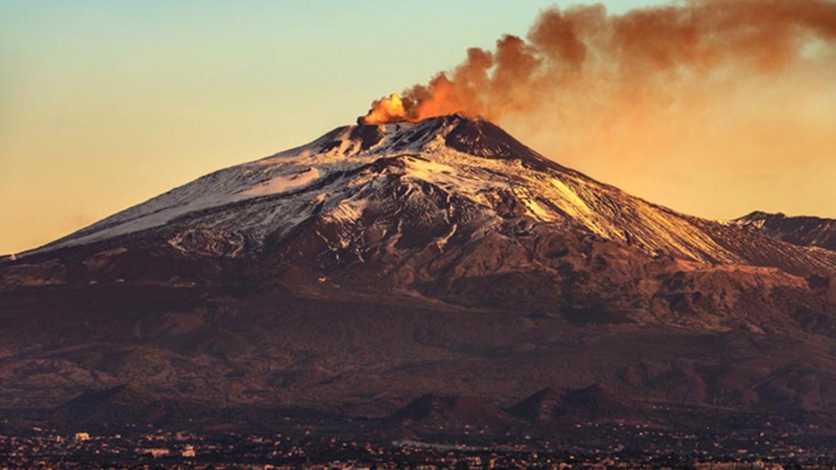 Etna Yanardağı harekete geçti! 2 kilometre yüksekliğe ulaştı