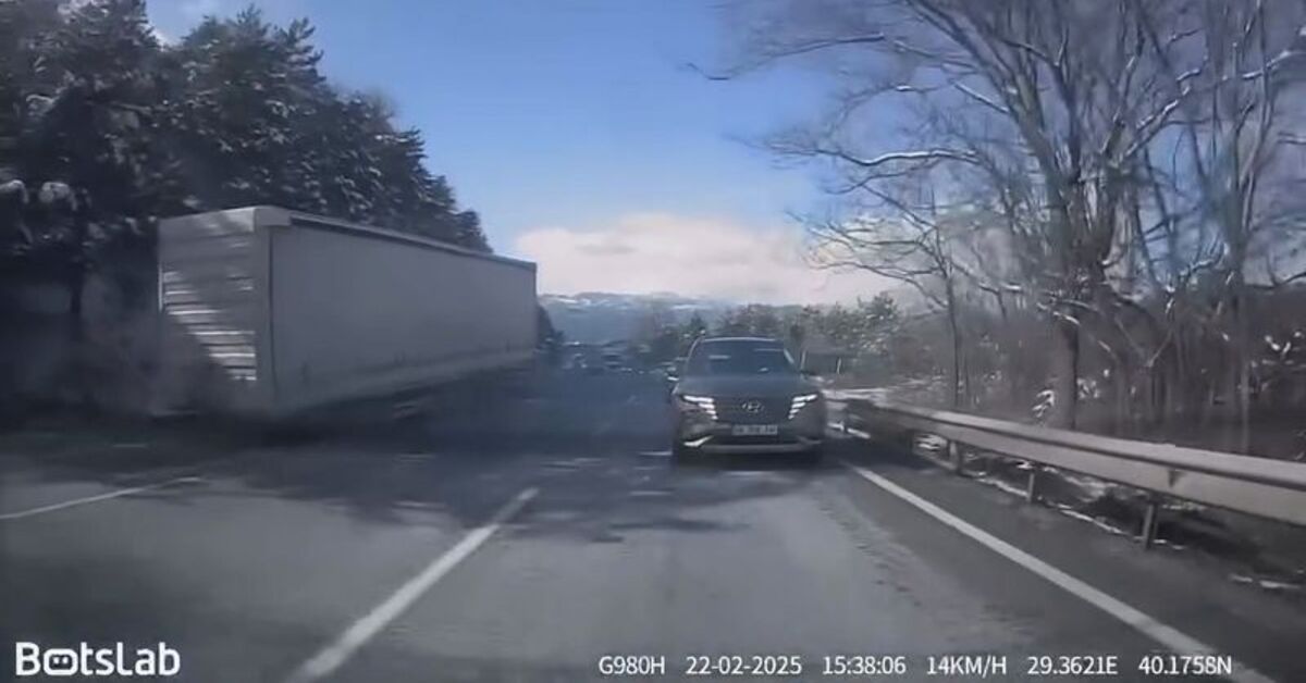 Seyir halindeki TIR’ın dorsesi koptu; o anlar kameraya yansıdı