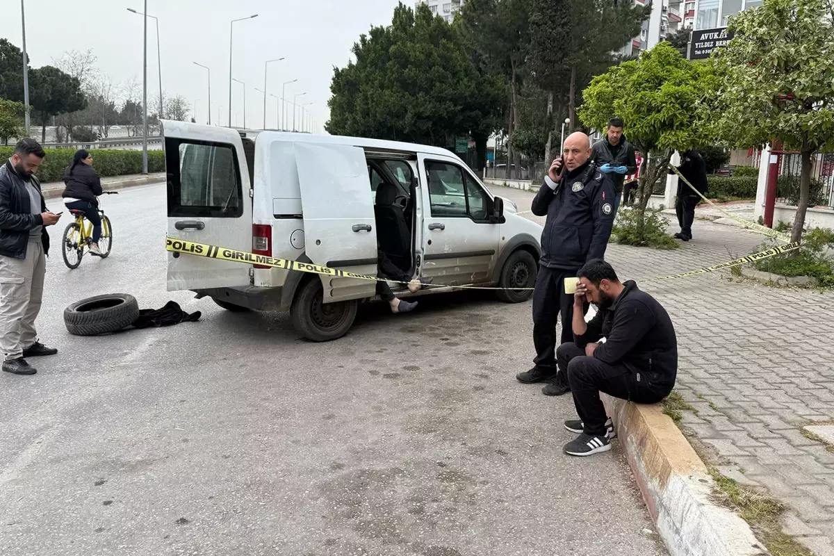 Adliyeye birlikte gittiği arkadaşını, döndüğünde araçta ölü buldu