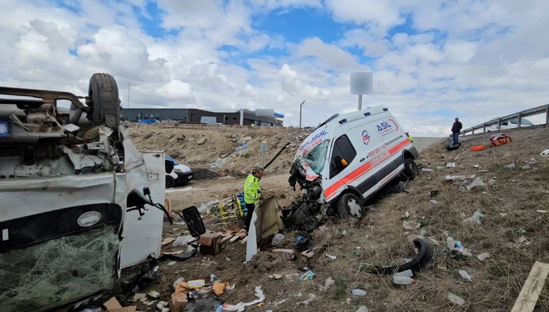 Ambulans ile kamyonet çarpıştı: Altı yaralı