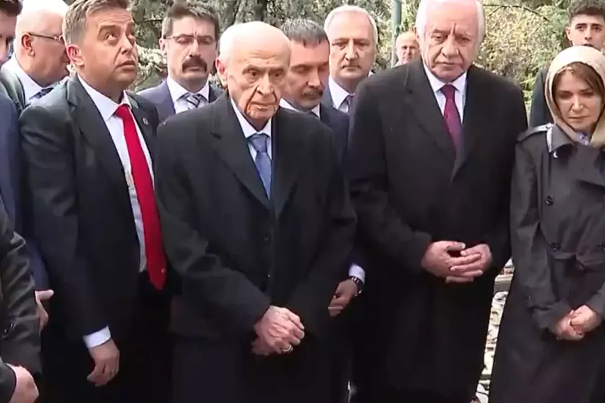 İşte Bahçeli’nin Türkeş’in mezarı başındaki en net görüntüsü