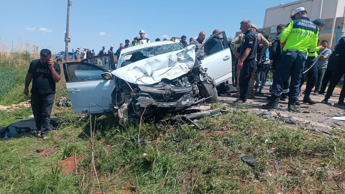 Şanlıurfa’da iki otomobil kafa kafaya çarpıştı: 3 ölü