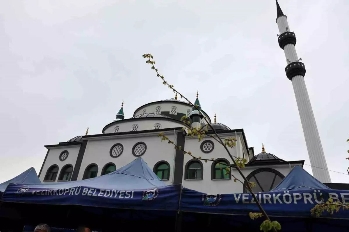 Vezirköprü’de Yeni Cami İbadete Açıldı